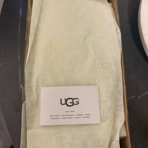 Women Ugg slippers Lane Metallic Gray Size 7 US New With Box - Picture 9 of 9